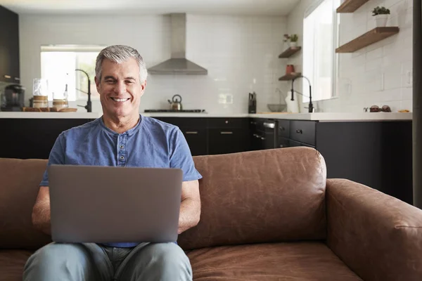 Älterer Weißer Mann Sitzt Hause Mit Laptop Auf Sofa — Stockfoto