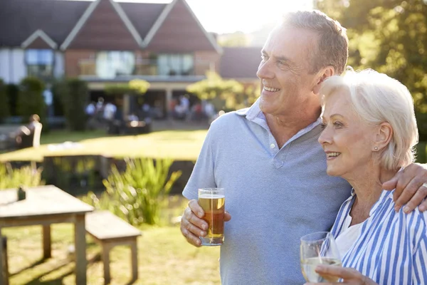 Seniorenpaar Genießt Sommergetränk Freien Kneipe — Stockfoto