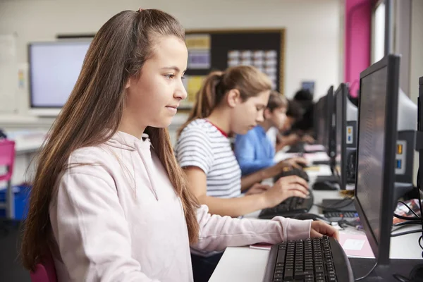 Rad High School Studenter Som Arbetar Skärmar Dator Klass — Stockfoto