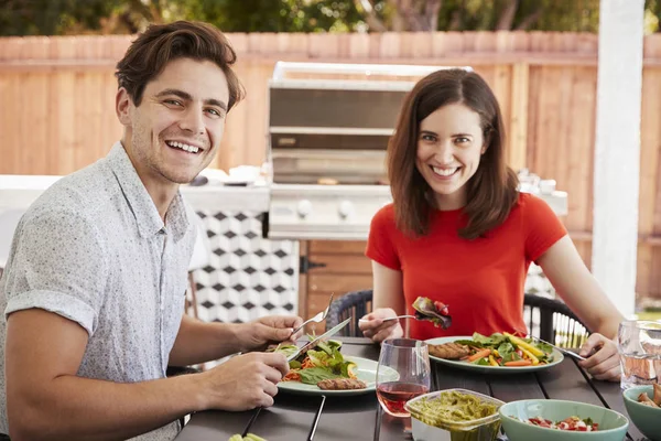 Joven Pareja Blanca Comiendo Jardín Mirando Cámara — Foto de Stock