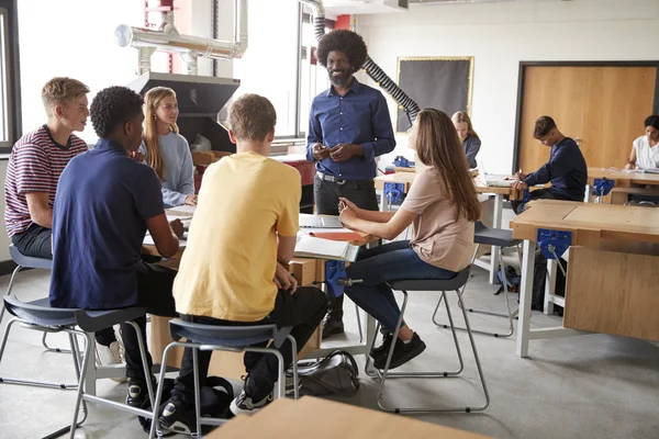 Gruppo Studenti Delle Scuole Superiori Seduti Banchi Lavoro Ascolto Degli — Foto Stock