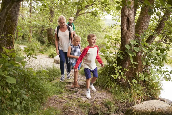 Caminhadas Família Longo Caminho Por Rio Lake District — Fotografia de Stock