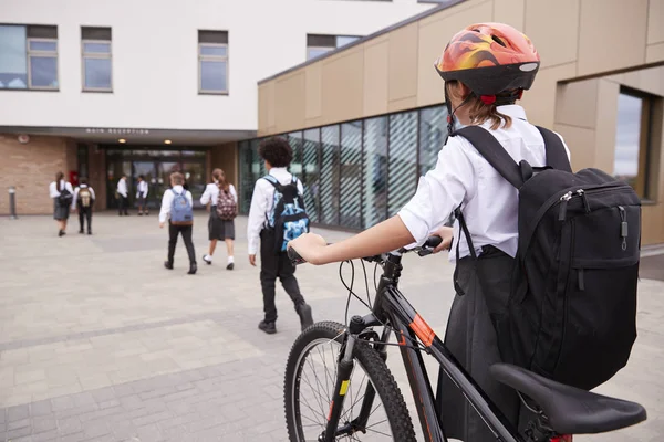 Gruppe Von Oberstufenschülern Uniform Kommt Fuß Oder Mit Dem Fahrrad — Stockfoto