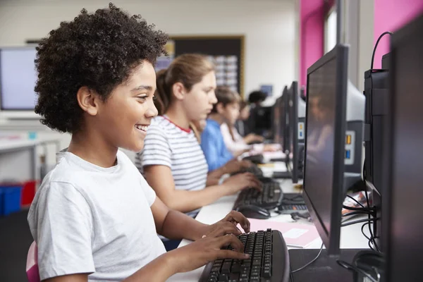 Línea Estudiantes Secundaria Que Trabajan Pantallas Clase Informática — Foto de Stock