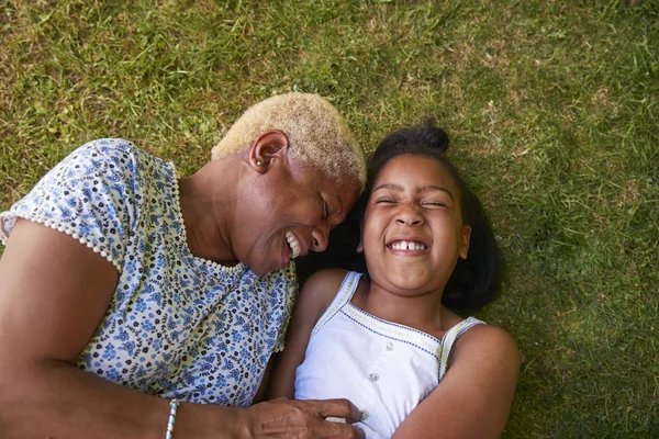 Ragazza Nera Nonna Sdraiata Sull Erba Sopra Testa Vicino — Foto Stock