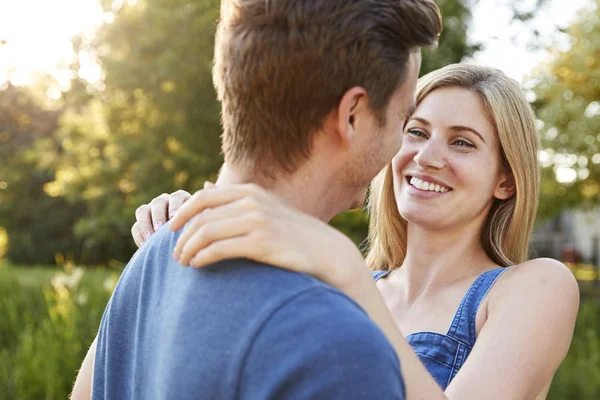 Pareja Cariñosa Abrazándose Aire Libre Parque Verano — Foto de Stock