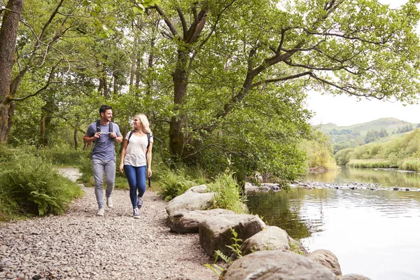 Par Vandring Längs Väg Vid Floden Storbritannien Lake District — Stockfoto