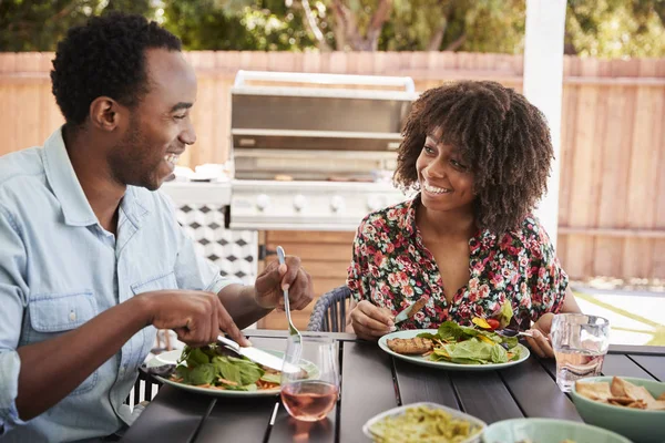 Jonge Zwarte Paar Eten Lunch Een Tabel Tuin — Stockfoto