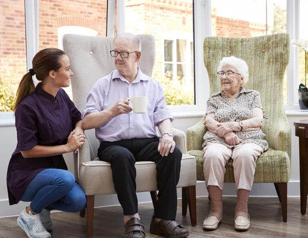 Erkek Kadın Sakinleri Sandalyede Oturan Emeklilik Evde Bakıcı Ile Talking — Stok fotoğraf