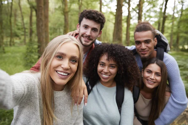 Grupo Multiétnico Cinco Amigos Adultos Jóvenes Tomando Una Selfie Bosque — Foto de Stock