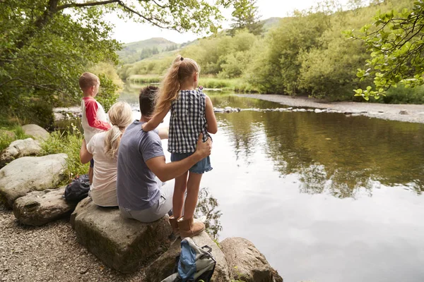 Familj Vandra Ser Över River Storbritannien Lake District — Stockfoto