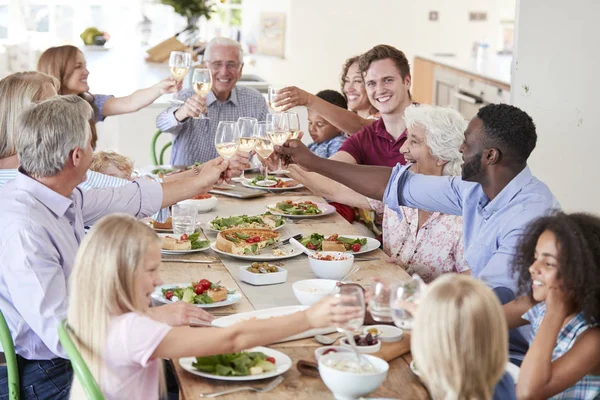 Grupp Flera Generationer Familj Och Vänner Sitter Runt Bordet Och — Stockfoto