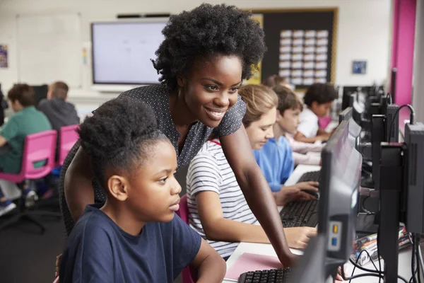 Lise Öğrencilerinin Ekranlar Bilgisayar Sınıfında Çalışan Kadın Öğrenci Satırı Yardımcı — Stok fotoğraf