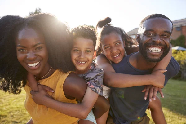 Schwarze Eltern Huckepack Ihre Glücklichen Kinder Aus Nächster Nähe — Stockfoto