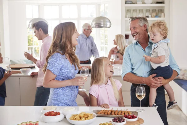 Mehrgenerationenfamilie Und Freunde Mit Essen Der Küche Bei Feier — Stockfoto