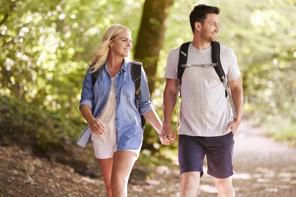 Casal Caminhadas Longo Woodland Caminho Lake District Juntos — Fotografia de Stock