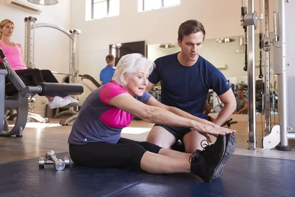 Senior Vrouw Trainen Sportschool Worden Aangemoedigd Door Personal Trainer — Stockfoto