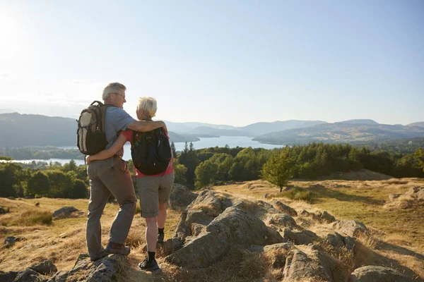 Bakifrån Ledande Par Stående Toppen Kullen Vandring Genom Landskapet Lake — Stockfoto