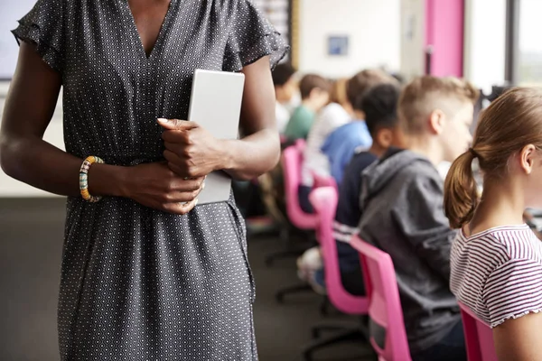 Nauczyciel Cyfrowego Tabletu Rozmawia Linii Licealistów Siedzi Przez Ekrany Komputerze — Zdjęcie stockowe