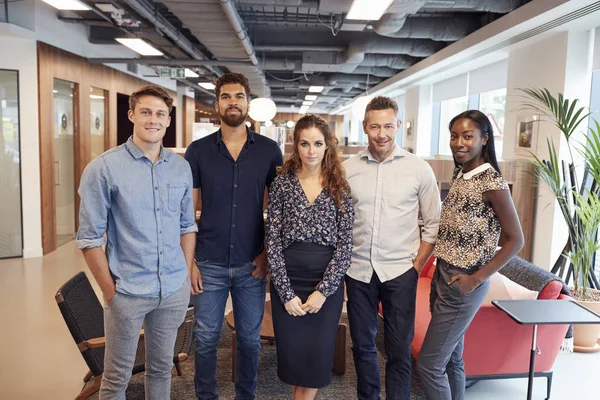 Portrait Hommes Affaires Femmes Affaires Vêtus Occasionnellement Dans Espace Bureau — Photo