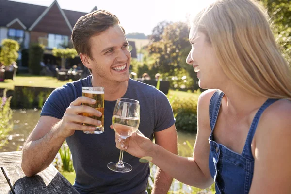 Vergadering Aan Tafel Buiten Zomer Drankje Echt Paar — Stockfoto