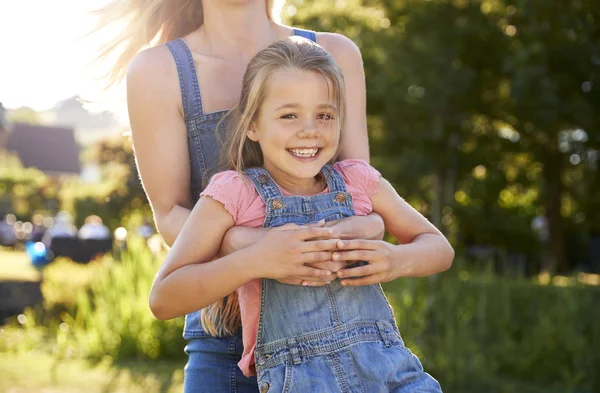 Primo Piano Madre Giocare Gioco Oscillare Figlia Giro Giardino Estate — Foto Stock