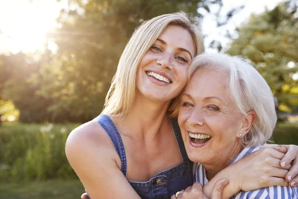 Retrato Madre Sonriente Abrazando Hija Adulta Aire Libre Parque Verano —  Fotos de Stock