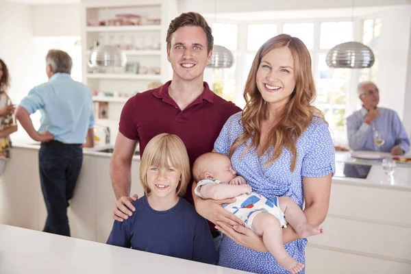 Familia Multigeneracional Amigos Con Comida Cocina Fiesta Celebración — Foto de Stock