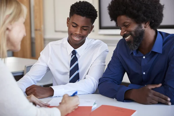 Far Och Tonårige Son Diskussion Med Kvinnliga Lärare Hög Skola — Stockfoto