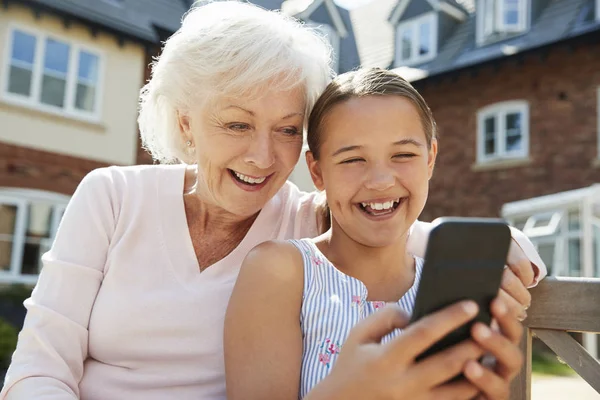 Torunu Gösteren Büyükanne Cep Telefonu Emeklilik Ziyareti — Stok fotoğraf