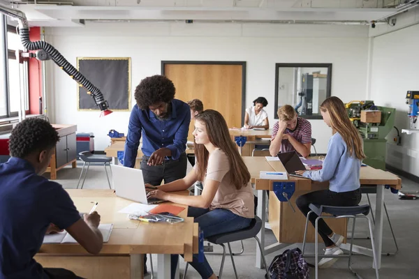 Laptop Tasarım Teknoloji Ders Kullanarak Tezgah Oturan Erkek Lise Öğrencisi — Stok fotoğraf