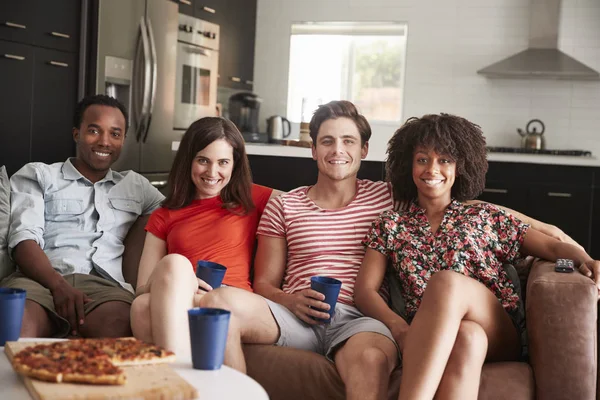 Quatro Jovens Amigos Adultos Relaxando Sofá Juntos Casa — Fotografia de Stock