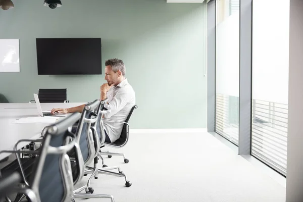 Vardagligen Klädda Mogen Affärsman Arbetar Laptop Vid Styrelserummet Bord Mötesrummet — Stockfoto
