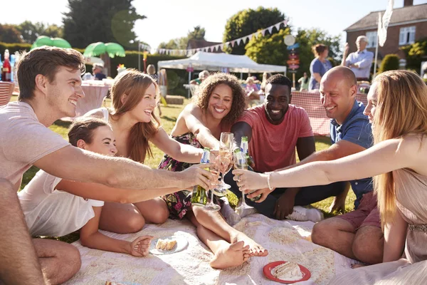 Bästa Vänner Njuter Drinkar Summer Garden Fete Picnic Party — Stockfoto