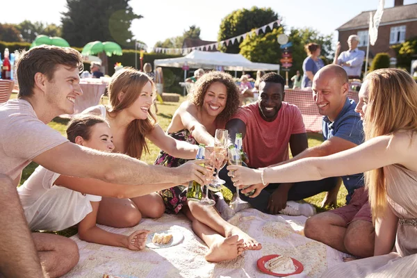 Mejores Amigos Disfrutando Las Bebidas Jardín Verano Fiesta Picnic —  Fotos de Stock