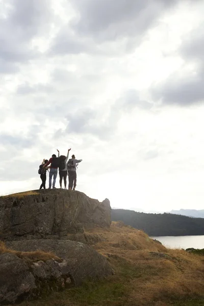 Groupe Silhouetté Jeunes Amis Adultes Célèbrent Leur Arrivée Sommet Après — Photo