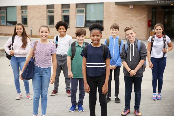 Portrait Groupe Élèves Secondaire Debout Extérieur Des Bâtiments Scolaires — Photo