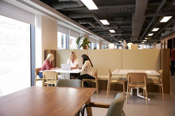 Grupo Jóvenes Empresarias Sentadas Alrededor Mesa Colaborando Tarea Usando Ordenador — Foto de Stock