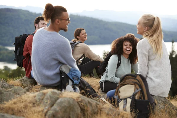 Cinq Jeunes Amis Adultes Assis Parlant Sommet Après Une Randonnée — Photo