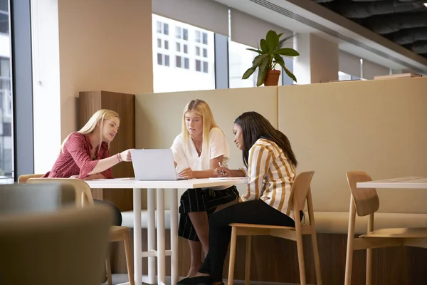 Gruppe Junger Geschäftsfrauen Sitzt Tisch Und Arbeitet Mit Laptop Bewertungstag — Stockfoto