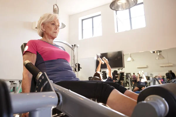 Aktivní Senior Žena Cvičení Zařízení Tělocvičně — Stock fotografie
