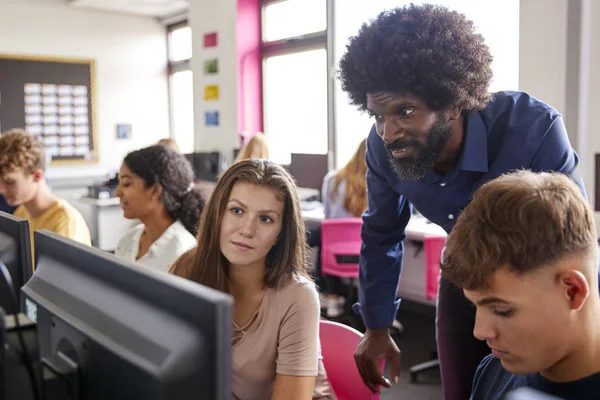 Mannelijke Leraar Helpen Teenage Vrouwelijke Middelbare School Student Werkt Computer — Stockfoto