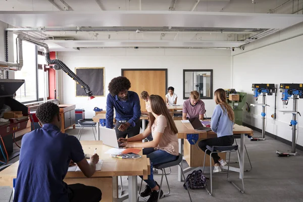 Profesor Hablando Con Estudiante Secundaria Sentada Banco Trabajo Usando Ordenador —  Fotos de Stock