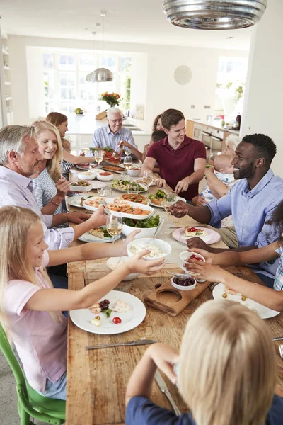 Grupo Multi Geração Família Amigos Sentados Torno Mesa Comer Alimentos — Fotografia de Stock