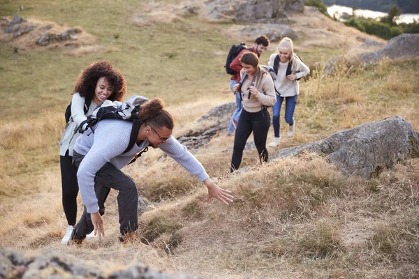 Beş Genç Yetişkin Arkadaş Bir Dağ Yürüyüşü Sırasında Zirveye Tırmanış — Stok fotoğraf