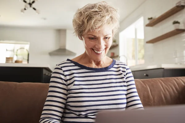 Senior Blanke Vrouw Met Laptopcomputer Thuis Dicht Omhoog — Stockfoto