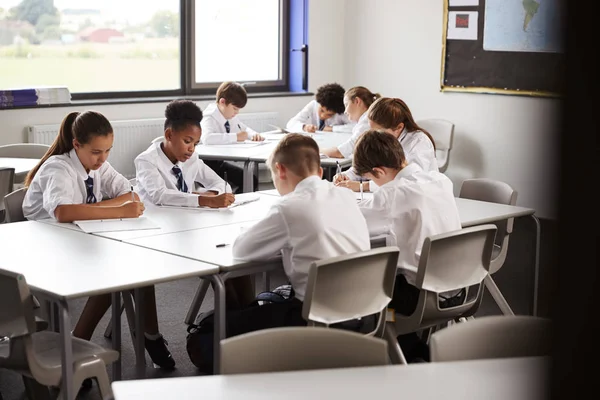 Middelbare Scholieren Dragen Van Uniform Zitten Werken Rond Tafel Les — Stockfoto