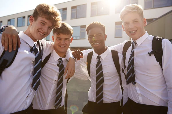 Portrét Usmívající Muž Středoškolských Studentů Sobě Uniformu Vnější College Budova — Stock fotografie