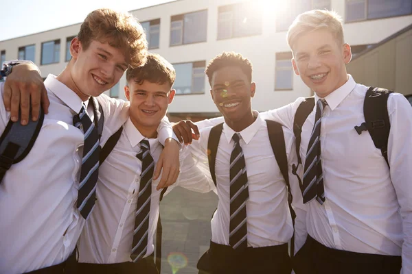 Porträtt Leende Manliga Gymnasieelever Bär Uniform Utsidan College Byggnad — Stockfoto