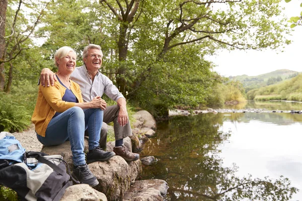 Casal Sênior Caminhada Sentado Perto Rio Lake District — Fotografia de Stock